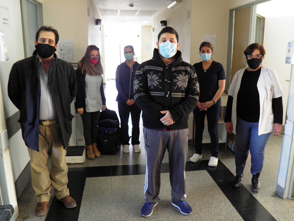 Sebastián Meneses, Mariano Ruiz, Cristina Tejo y el personal que acompañó al paciente en la recuperación.