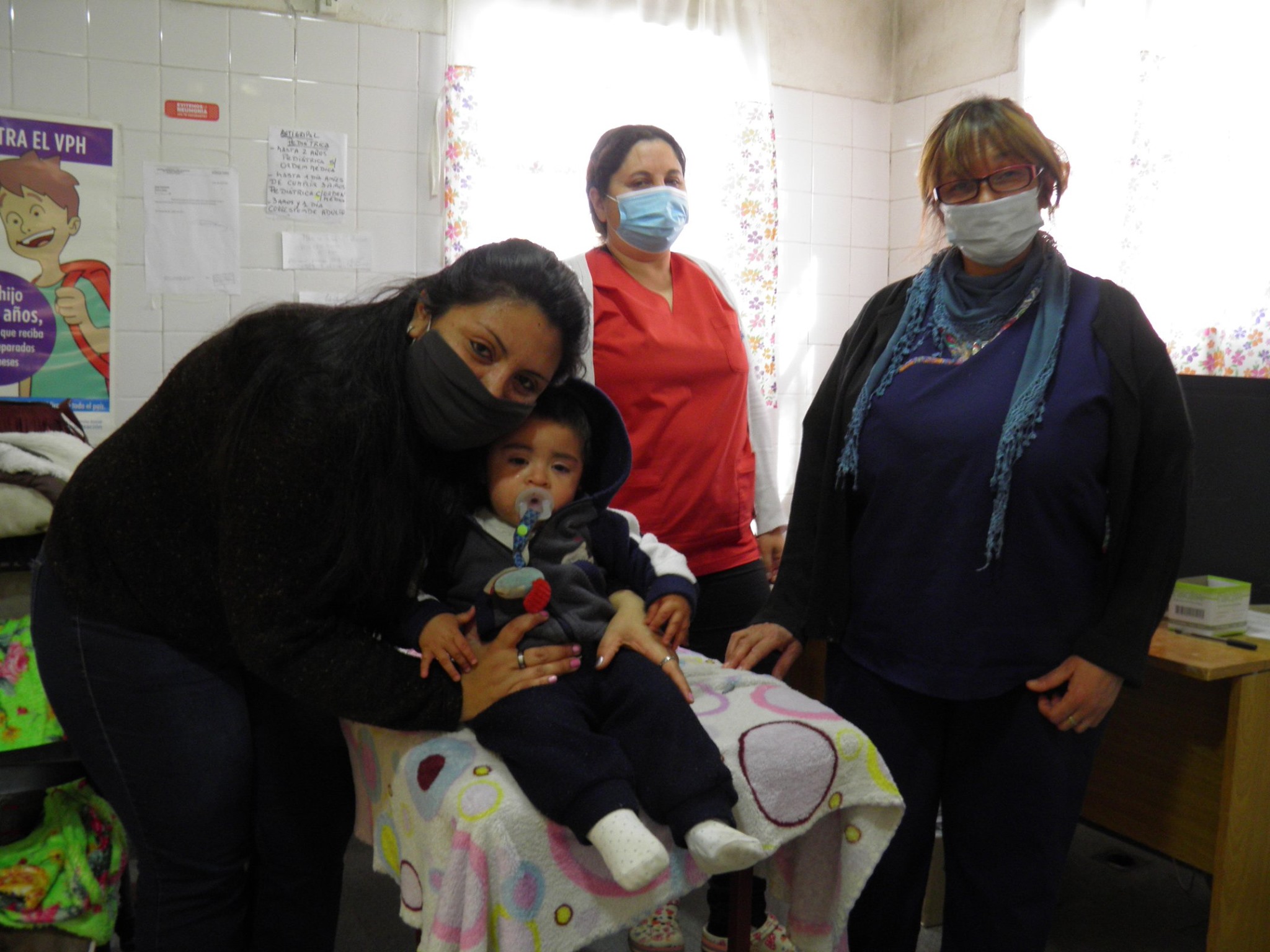 Rocío y su hijo Nehemías, en el Servicio de Vacunación.