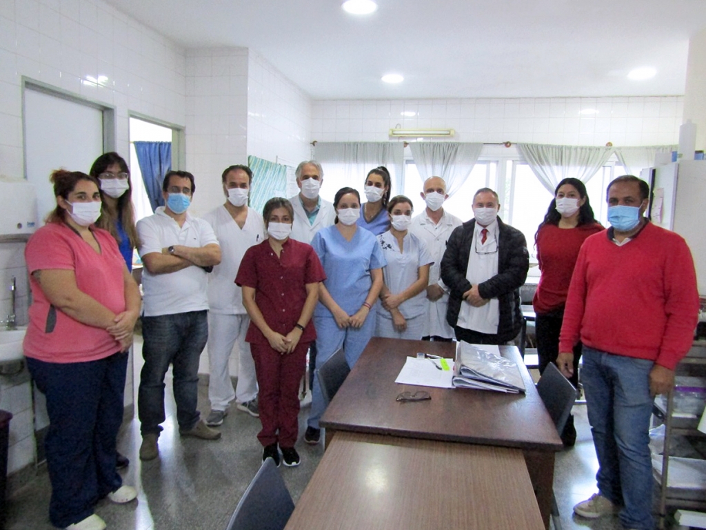 Directivos del HIGA Junín junto al personal hospitalario del Segundo Piso, Sector Covid-19.